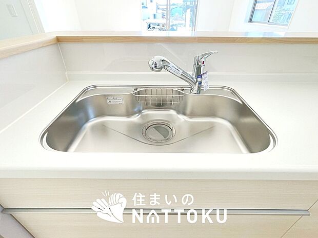 【浄水器内臓ハンドシャワー付シンク】広々とした凸型シンクに洗剤ポケットを標準装備。すっきり収納できます。
また、蛇口の先端に浄水器を内蔵しているため場所をとりません。