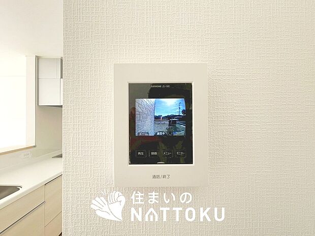 【TVモニター付インターホン】手放し通話ができ、送話表示灯で送話・受話状態が確認できます。
映像と音声で玄関先の様子をチェックできるモニター機能や、夜間の訪問者の顔も確認できるLEDライトを装備しています。