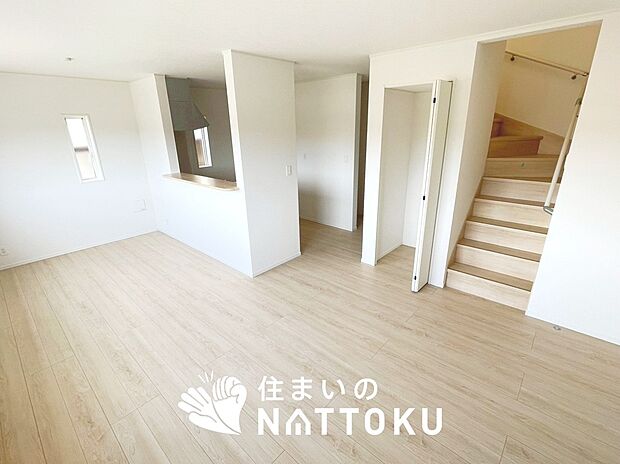 【現地写真(リビング)】フローリング材には、木目、色調など木材特有の風合いがあり、ナチュラルな美しさになっています。