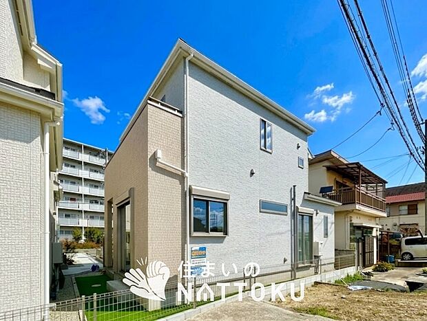 【現地写真(外観)【D号地】】雨で汚れを落とし、耐久性・耐候性に優れた外壁を使用しています。