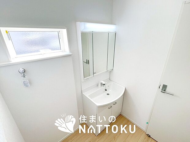 【洗面台・洗面所】鏡の両サイドは、必要なものを取出しやすく、大きな鏡面で朝の準備も快適。
使いやすいリフトアップ機能付きのシングルレバーシャワー水栓付です。