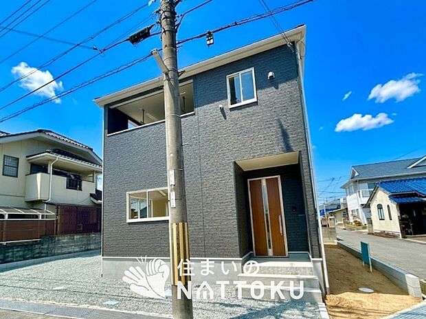 【現地写真(外観)】雨で汚れを落とし、耐久性・耐候性に優れた外壁を使用しています。