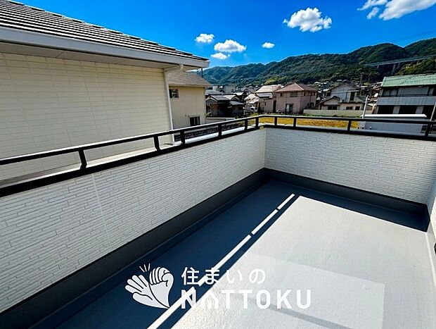 【バルコニー】奥行きが広く、洗濯物をゆったりと干せる十分な広さで、家族の洗濯も捗ります。