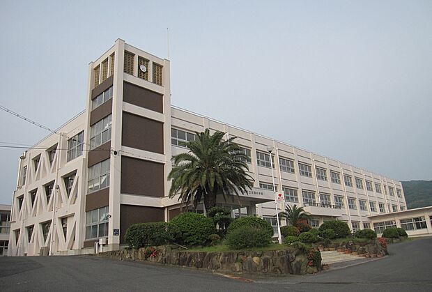 淡路市立東浦中学校(約4,300m)