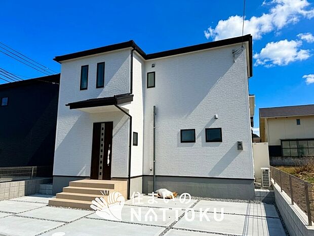 【現地写真(外観)【1号地】】軽くて火災に強い屋根材を採用し、地震時の建物への負担や揺れを軽減しています。