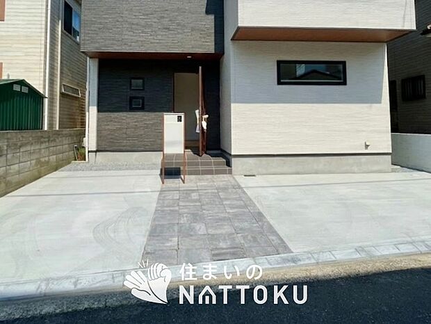 【現地写真（駐車場）】駐車スペースが広く、運転が苦手な方も安心です。