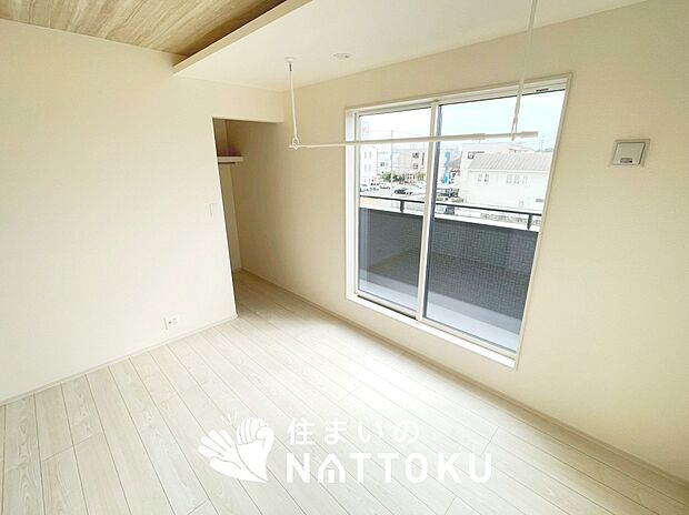 【現地写真(寝室)】木目の美しさを際立たせるシンプルデザインの建具を使用しています。