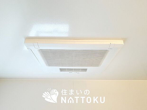 【電気式浴室暖房換気乾燥機】寒い冬場はあたたかく、暑い夏場は扇風機のような心地よさです。
雨の日は、浴室が衣類乾燥スペースになります。