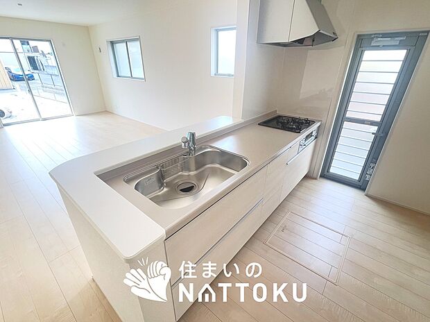 【現地写真（キッチン）】収納たっぷりのシステムキッチン、浄水器付水栓を標準装備しています。