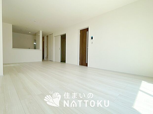 【現地写真(リビング)】フローリング材には、木目、色調など木材特有の風合いがあり、ナチュラルな美しさになっています。