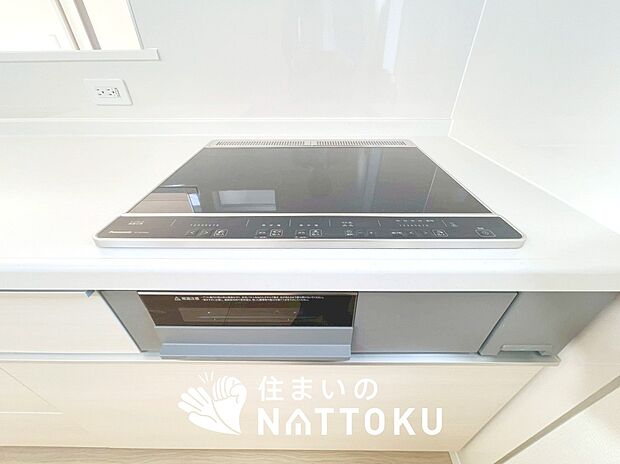 【ビルトインコンロ】フラットな構造で清掃性が高く、過熱防止センサー付3口タイプで日頃の家事も快適です。