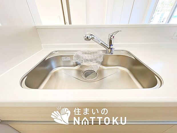 【浄水器内臓ハンドシャワー付シンク】広々とした凸型シンクに洗剤ポケットを標準装備。すっきり収納できます。
また、蛇口の先端に浄水器を内蔵しているため場所をとりません。