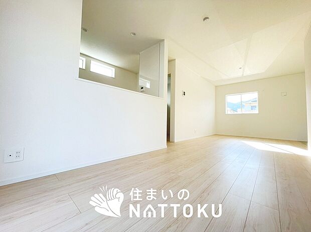 【現地写真(リビング)】フローリング材には、木目、色調など木材特有の風合いがあり、ナチュラルな美しさになっています。