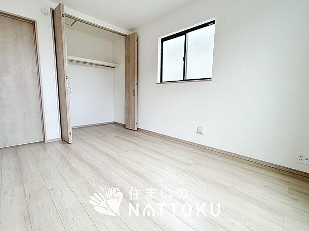 【現地写真(洋室)】木目の美しさを際立たせるシンプルデザインの建具を使用しています。