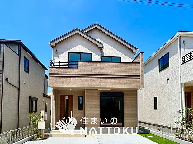 【現地写真(外観)【2号地】】雨で汚れを落とし、耐久性・耐候性に優れた外壁を使用しています。