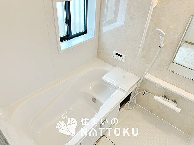 【現地写真(浴室)】浴室暖房乾燥機付き。1坪タイプで広々です。