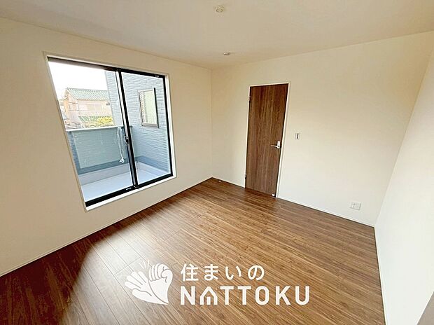 【現地写真（寝室）】木目の美しさを際立たせるシンプルデザインの建具を使用しています。