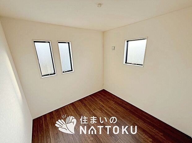 【現地写真（洋室）】木目の美しさを際立たせるシンプルデザインの建具を使用しています。