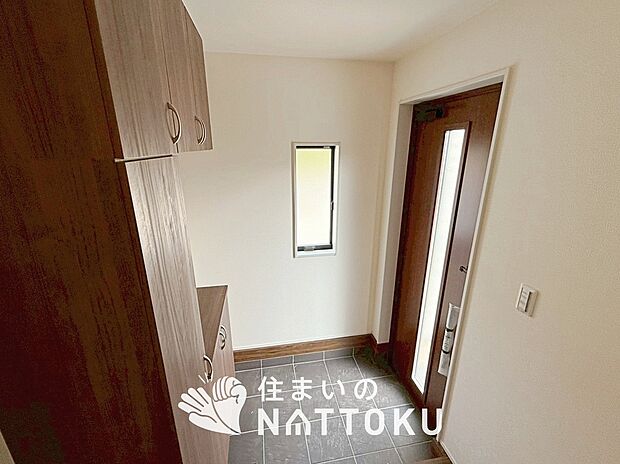 【現地写真（玄関）】玄関には、大型のシューズ収納を設置しています。