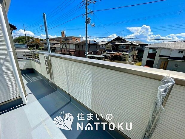 【バルコニー】奥行きが広く、洗濯物をゆったりと干せる十分な広さで、家族の洗濯も捗ります。