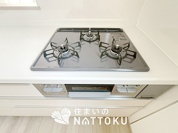 【ビルトインコンロ】フラットな構造で清掃性が高く、過熱防止センサー付3口タイプで日頃の家事も快適です。