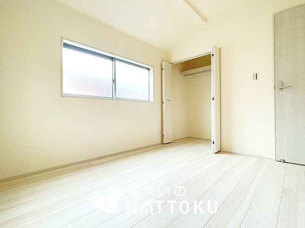 【現地写真(寝室)】木目の美しさを際立たせるシンプルデザインの建具を使用しています。