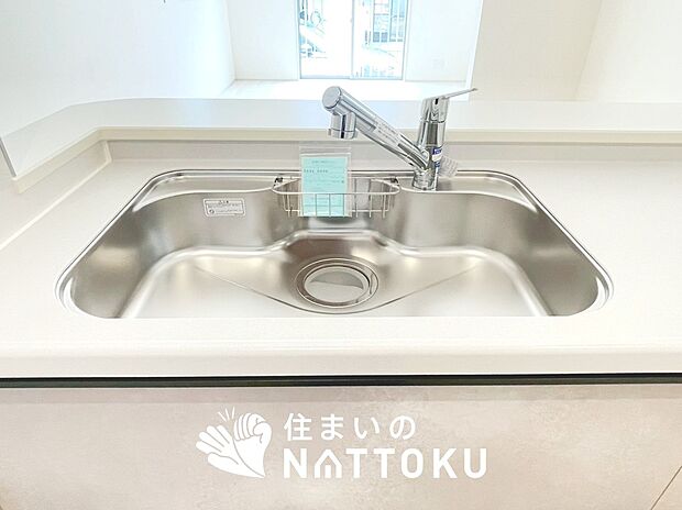 【浄水器内臓型ハンドシャワー付シンク】傷や汚れが付きにくい静音仕様の全面エンボス加工シンク。
また、蛇口の先端に浄水器を内蔵。浄水シャワーが使える毎分4リットルのたっぷり浄水。