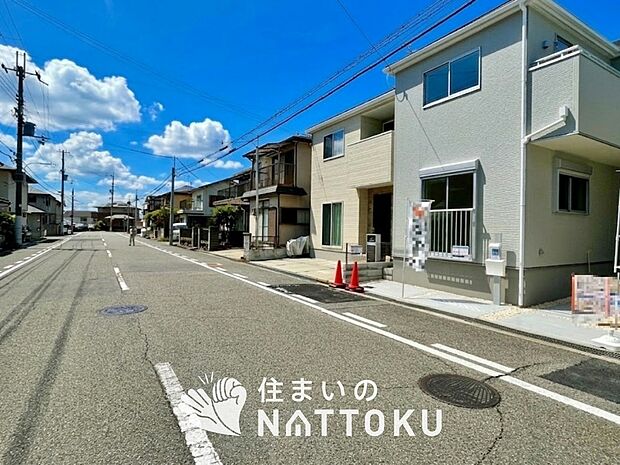 【現地写真(前道含む外観)】軽くて火災に強い屋根材を採用し、地震時の建物への負担や揺れを軽減しています。