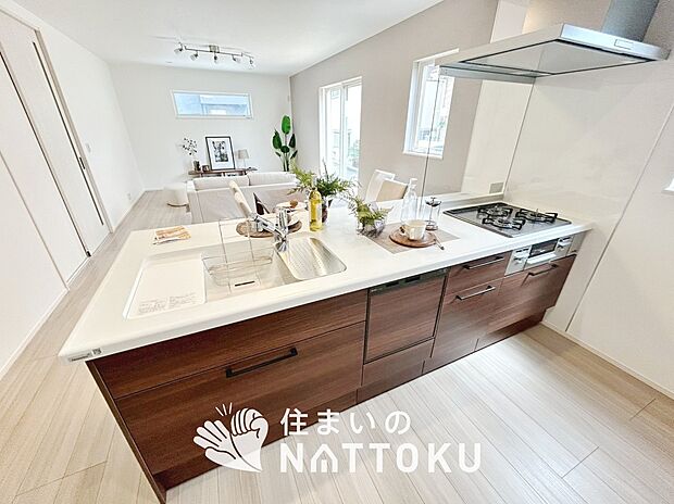 【現地写真（キッチン）】収納たっぷりのシステムキッチン、浄水器付水栓を標準装備しています。