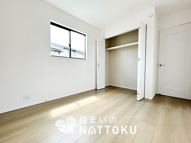 【現地写真(寝室)】木目の美しさを際立たせるシンプルデザインの建具を使用しています。