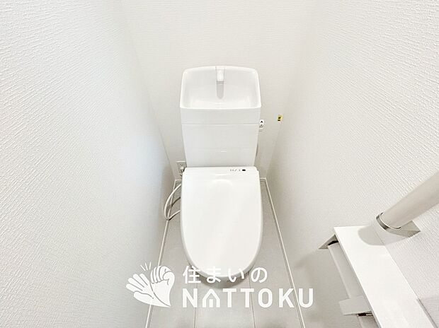 【トイレ】汚れてもサッとひと拭きでお手入れ簡単、エコ仕様の温水洗浄便座付きのトイレです。
バリアフリーにも配慮しています。