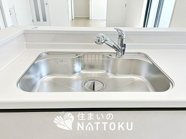 【浄水器内臓ハンドシャワー付シンク】広々とした凸型シンクに洗剤ポケットを標準装備。すっきり収納できます。
また、蛇口の先端に浄水器を内蔵しているため場所をとりません。