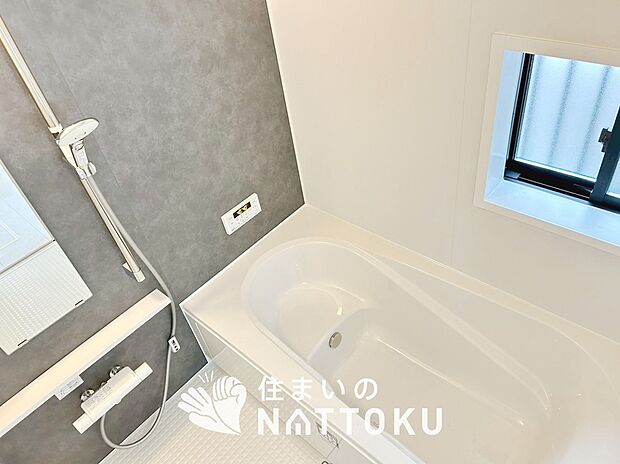 【現地写真(浴室)】浴室暖房乾燥機付き。1坪タイプで広々です。