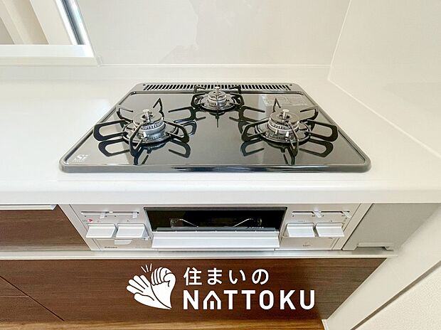 【ビルトインコンロ】フラットな構造で清掃性が高く、過熱防止センサー付３口タイプで日頃の家事も快適です。