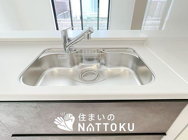 【浄水器内臓型ハンドシャワー付シンク】傷や汚れが付きにくい静音仕様の全面エンボス加工シンク。
また、蛇口の先端に浄水器を内蔵。浄水シャワーが使える毎分4リットルのたっぷり浄水。