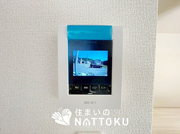 【TVモニター付インターホン】録画機能付きで、自動録画のほか、手動録画もできます。
受話、呼出音量の調整、明るさ調整が可能です。また、来訪者をズーム機能でズームアップして確認できます。