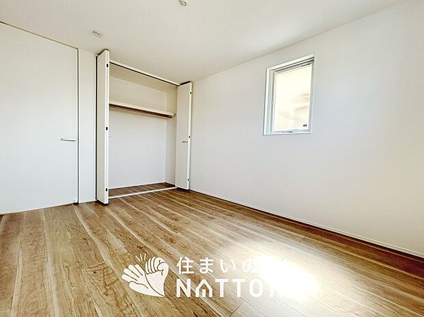 【現地写真（寝室）】木目の美しさを際立たせるシンプルデザインの建具を使用しています。