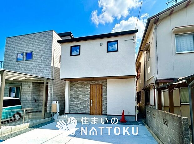 【現地写真（外観）】軽くて火災に強い屋根材を採用し、地震時の建物への負担や揺れを軽減しています。