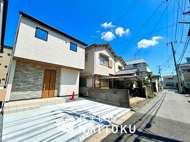 【現地写真（前道含む外観）】断熱性、気密性を高める工夫で一年中ずっと心地よく暮らせる、高気密・高断熱です。