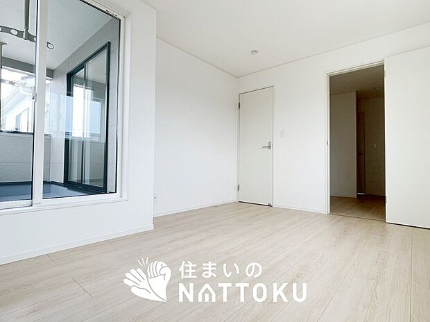 【現地写真(寝室)】木目の美しさを際立たせるシンプルデザインの建具を使用しています。