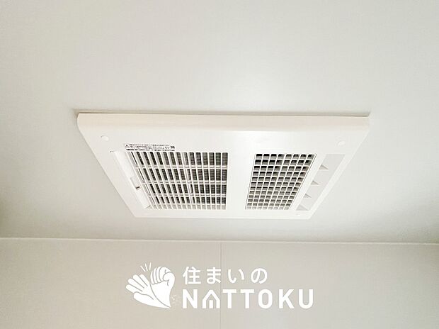 【浴室暖房換気乾燥機】サイドブロー機能で、乾燥効率アップです。
サイドに吹き出しを搭載することにより浴室内を端まで循環する気流ができ、さらに省エネ性能がアップします。
