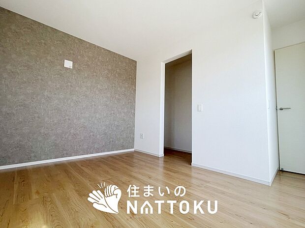 【現地写真(寝室)】木目の美しさを際立たせるシンプルデザインの建具を使用しています。