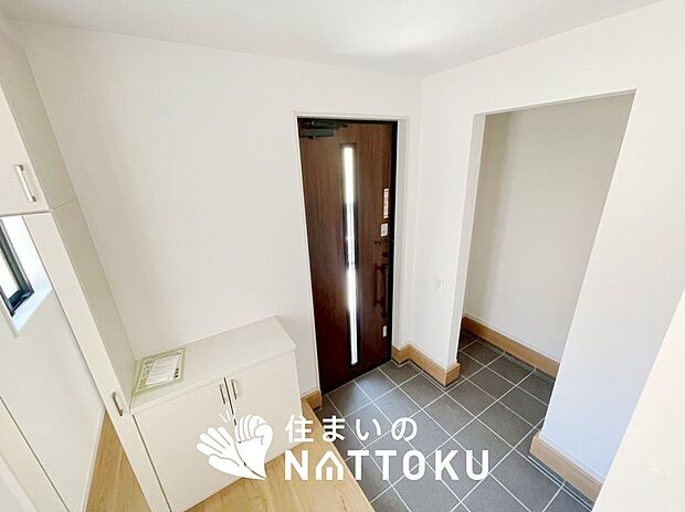 【現地写真(玄関)】玄関には、大型のシューズ収納を設置しています。