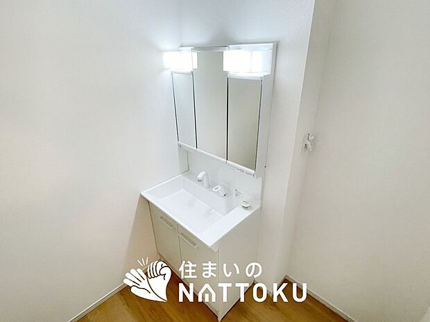【洗面台・洗面所】鏡の両サイドは、必要なものを取出しやすく、大きな鏡面で朝の準備も快適。
使いやすいリフトアップ機能付きのシングルレバーシャワー水栓付です。
