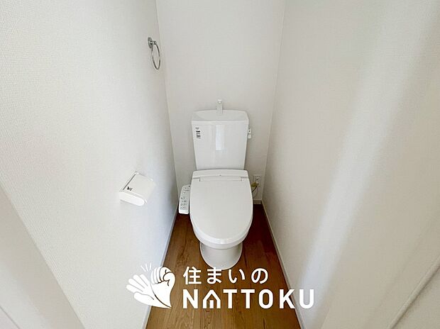 【トイレ】汚れてもサッとひと拭きでお手入れ簡単、エコ仕様の温水洗浄便座付きのトイレです。
バリアフリーにも配慮しています。