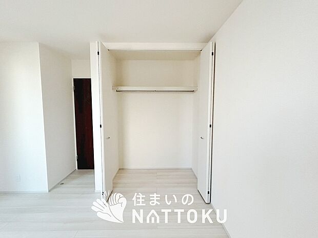 【現地写真（洋室）】木目の美しさを際立たせるシンプルデザインの建具を使用しています。