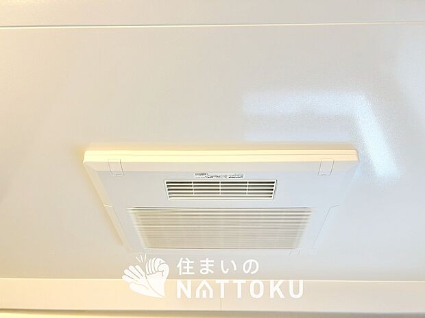 【電気式浴室暖房換気乾燥機】寒い冬場はあたたかく、暑い夏場は扇風機のような心地よさです。
雨の日は、浴室が衣類乾燥スペースになります。