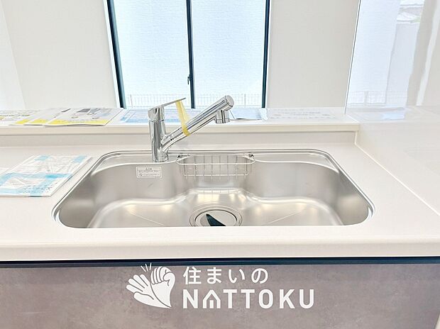 【浄水器内臓型ハンドシャワー付シンク】傷や汚れが付きにくい静音仕様の全面エンボス加工シンク。
また、蛇口の先端に浄水器を内蔵。浄水シャワーが使える毎分4リットルのたっぷり浄水。