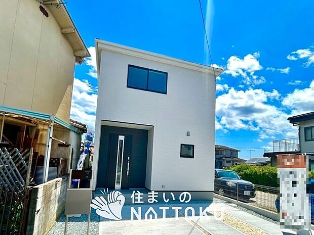 【現地写真（外観）】雨で汚れを落とし、耐久性・耐候性に優れた外壁を使用しています。
