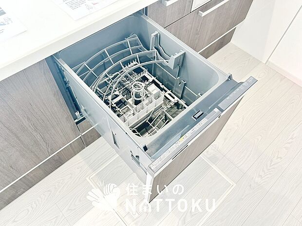 【食器洗い乾燥機】食後の時間にゆとりを与えてくれる食器洗い乾燥機。
操作ボタンも上面にあるので、腰をかがめずに操作ができラクラクです。